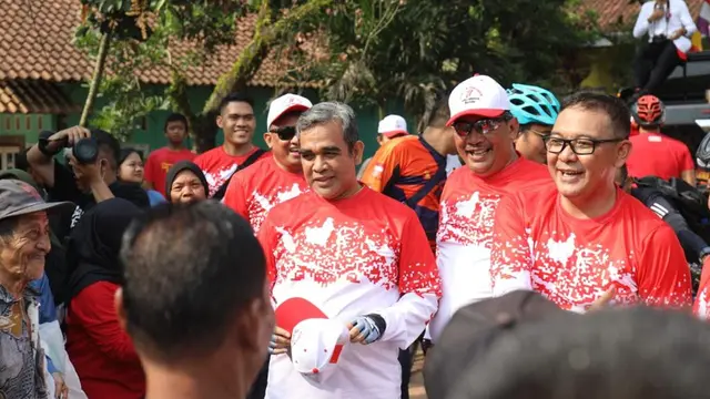 Sekjen Partai Gerindra, Ahmad Muzani, mengikuti kegiatan olahraga gowes Merah Putih Kemerdekaan RI ke-77 bersama masyarakat Jonggol.