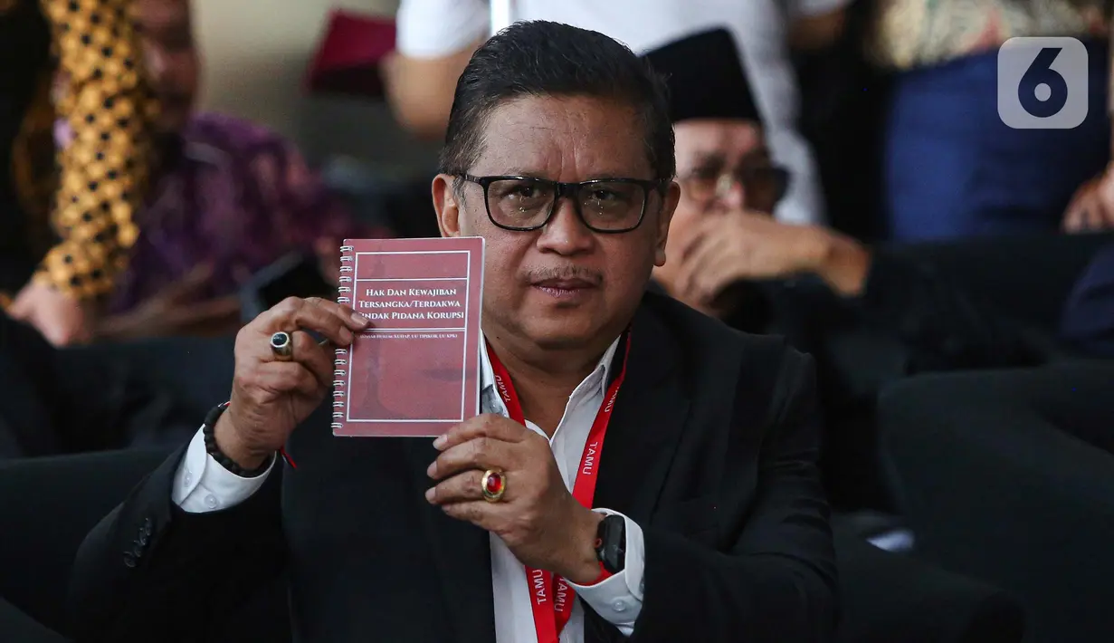 Tersangka kasus dugaan suap pergantian antarwaktu (PAW) dan perintangan penyidikan, Hasto Kristiyanto menunjukkan kitab tentang Hak dan Kewajiban Tersangka/Terdakwa Tindak Pidana Korupsi sesaat sebelum menjalani pemeriksaan oleh interogator Komisi Pemberantasan Korupsi (KPK) di Gedung Merah Putih KPK, Jakarta, Senin (13/1/2025). (librosfullgratis.com/Angga Yuniar)