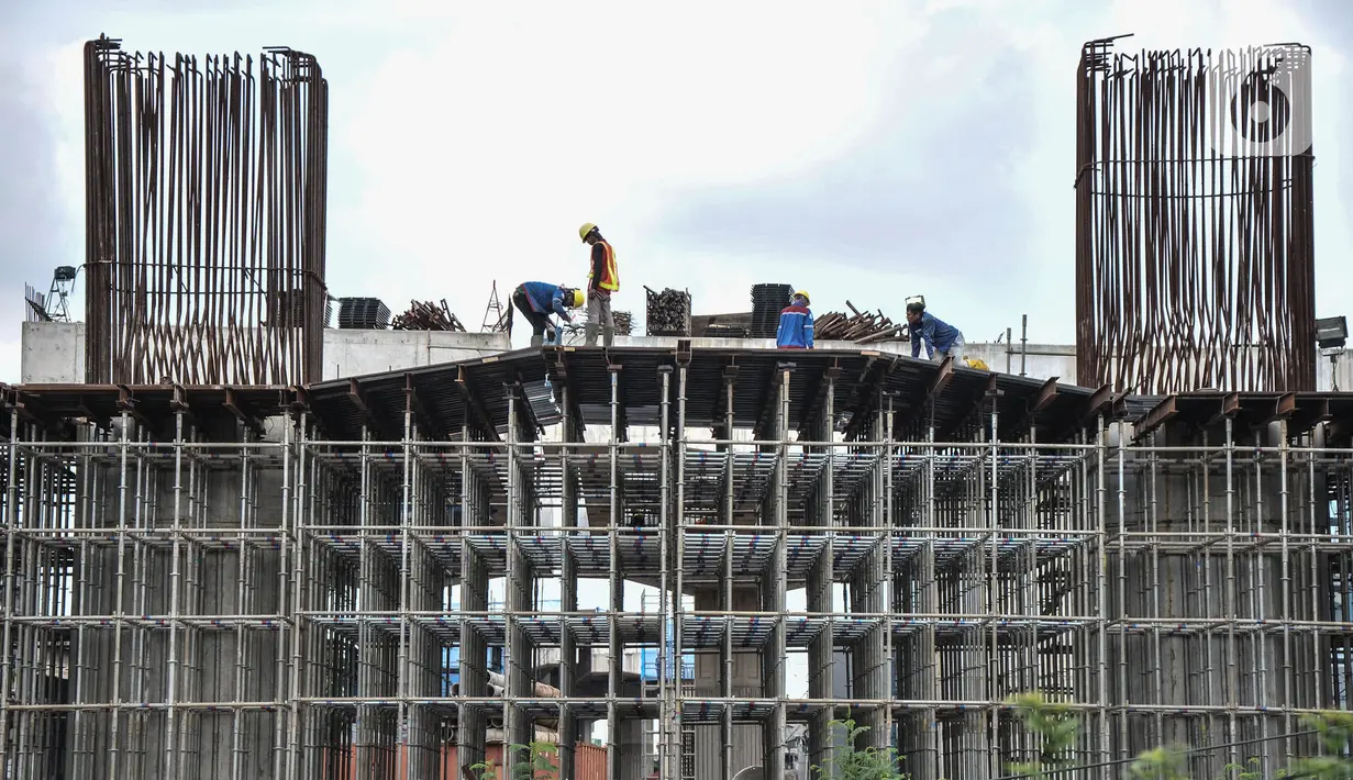 Pekerja menyelesaikan proyek pembangunan Jalan Tol Bekasi-Cawang-Kampung Melayu (Becakayu) Seksi 1, D.I Panjaitan, Jakarta, Kamis (18/11/2021). Pembangunan Tol Becakayu Seksi 1 sepanjang 16, 01 ditargetkan rampung pada akhir 2021. (merdeka.com/Iqbal S Nugroho)
