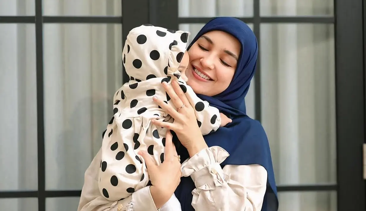 Bagikan foto gendong Humaira di laman Instagramnya, netizen kembali ramai bertanya-tanya. Baby Humaira terlihat anteng digendong oleh adik Zaskia Sungkar itu. Kehadiran Baby Humaira tentunya menambah kebahagiaan baru di tengah keluarga besar Zaskia Sungkar. Wajahnya terlihat sedikit, netizen salah fokus dengan wajah Humaira yang disebut kearab-araban. (Liputan6.com/IG/@shireensungkar)
