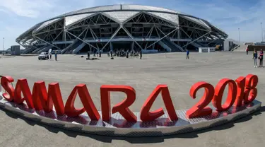 Logo bertuliskan "Samara 2018" terlihat di luar gedung Samara Arena yang juga dikenal sebagai Kosmos Arena di Rusia, 6 Mei 2018. Samara Arena adalah salah satu dari 12 venue untuk penyelenggaraan Piala Dunia 2018 Rusia musim panas ini (AFP/Mladen ANTONOV)