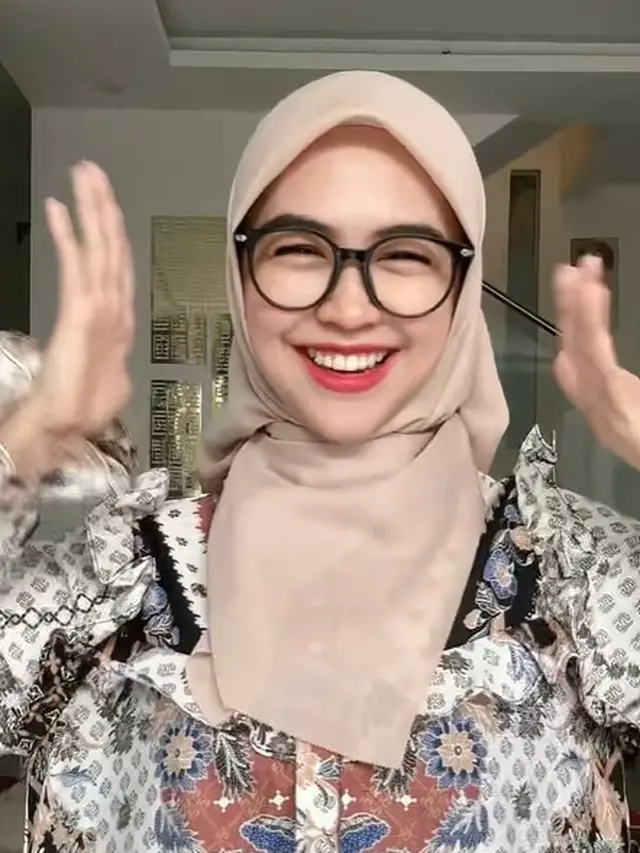 Ria Ricis dengan senyum khasnya (Instagram/riaricis1795)