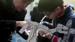 Seorang anak sedang mereparasi robotnya pada olimpiade sains di La Paz , Bolivia,  Senin (10/8/2015). 150 robot dipamerkan disini dan dipilih siapa yang terbaik. (REUTERS/David Mercado)