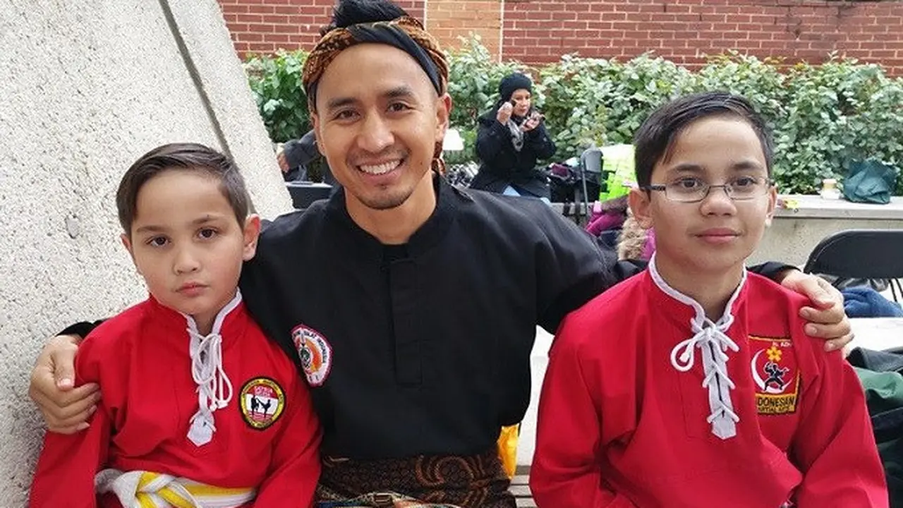 Wona Sumantri bersama kedua murid yang tergabung dalam Silat Martial Arts Academy saat berada di Veterans Plaza - Silver Spring Amerika Serikat (Facebook/Silat Martial Arts Academy)