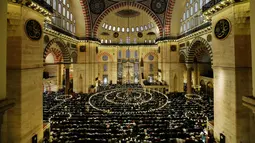Suasana salat Idul Fitri 1439 H di Masjid Suleymaniye di Istanbul, turki (15/6). Umat muslim di seluruh dunia tengah merayakan Hari Raya Idul Fitri 1439 H. (AFP Photo/Madaree Tohlala)