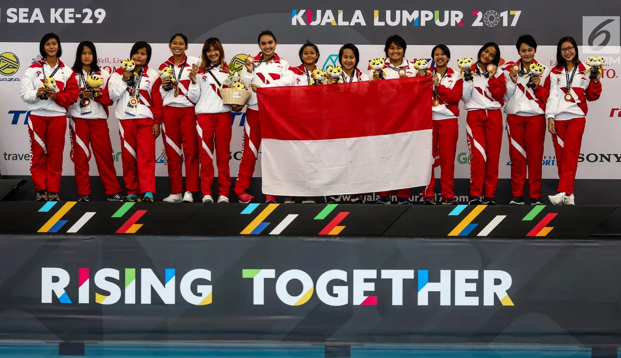 Atlet polo air putri Indonesia merayakan kemenangan usai mengalahkan atlet polo air putri Malaysia di National Aquatic Center, Bukit Jalil, Kuala Lumpur, Malaysia, Sabtu (19/8). Indonesia mengalahkan Malaysia dengan skor 7-1. (Liputan6.com/Faizal Fanani)