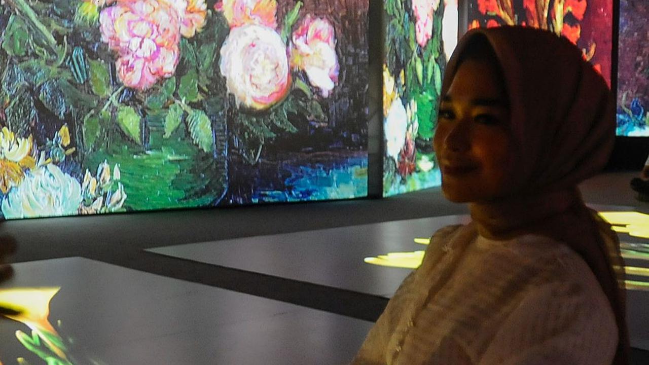 Lebih dari 3.000 lukisan Van Gogh dalam skala besar menciptakan tampilan yang mendebarkan.