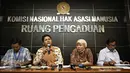 (Dari kiri) Pengacara LBH Jakarta Tigor Hutapea, Ketua Komnas HAM Imdadun Rahmat, Komisioner Komnas HAM Roichatul Aswidah, dan Kepala Biro Penegakan HAM dari Komnas HAM Johan Efendi saat konpers di Jakarta, Senin (23/5). (Liputan6.com/Immanuel Antonius)