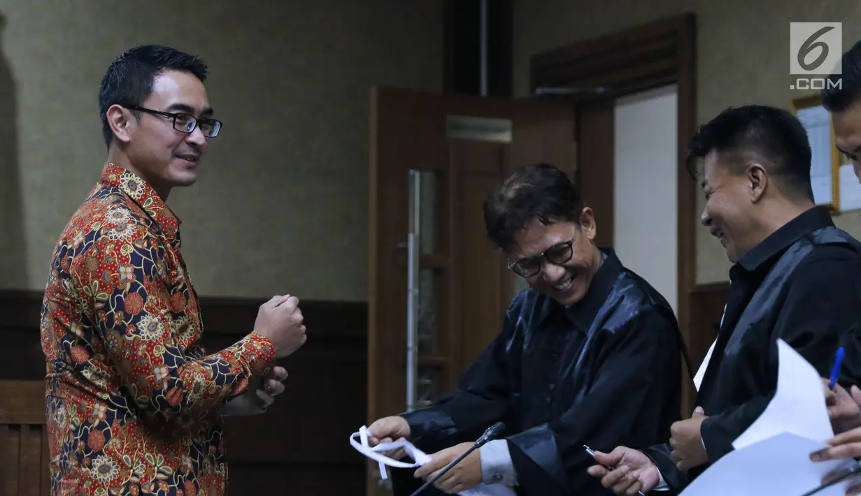 Gubernur nonaktif Jambi, Zumi Zola (kiri) saat jeda sidang lanjutan dugaan suap dan gratifikasi di Pengadilan Tipikor, Jakarta, Senin (29/10). Sidang mendengar keterangan terdakwa dugaan suap dan gratifikasi, Zumi Zola. (Liputan6.com/Helmi Fithriansyah)