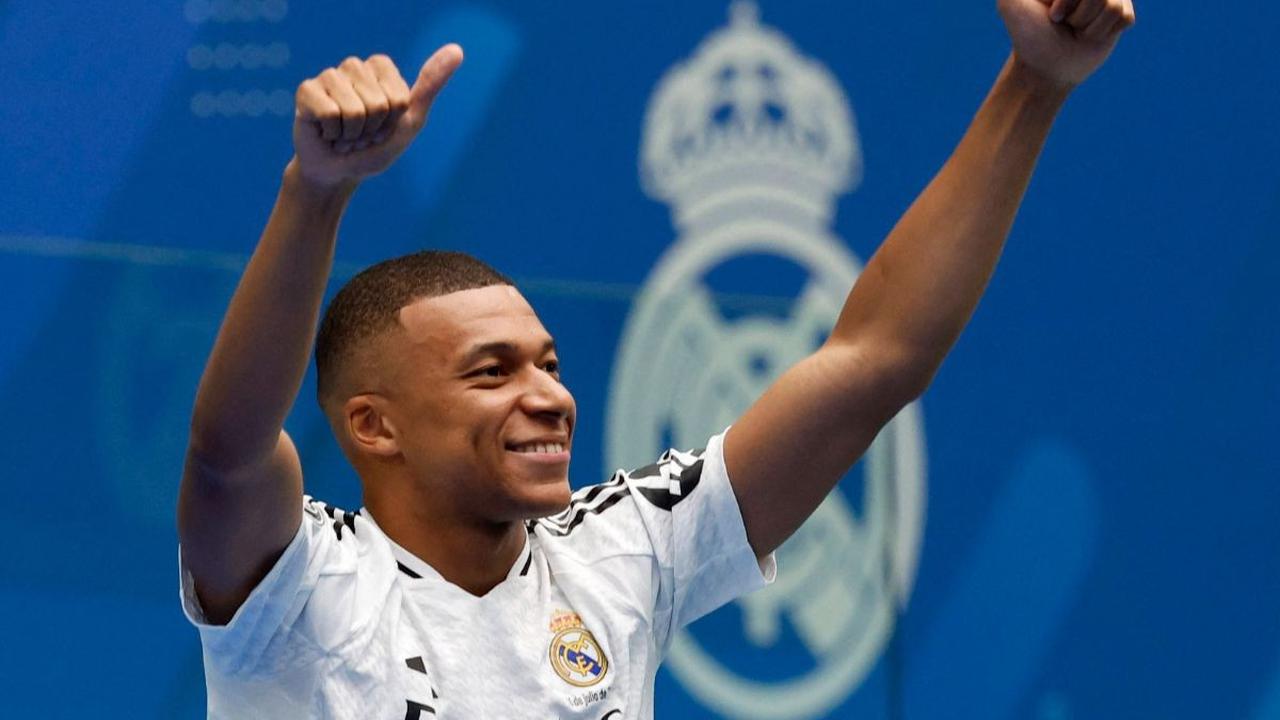 Bintang sepakbola Prancis, Kylian Mbappe tersenyum menyapa para suporter ketika diperkenalkan sebagai pemain baru Real Madrid di Stadion&nbsp;Santiago Bernabeu, Madrid, Spanyol, Selasa (16/7/2024). Mbappe resmi bergabung tim raksasa Spanyol setelah mening