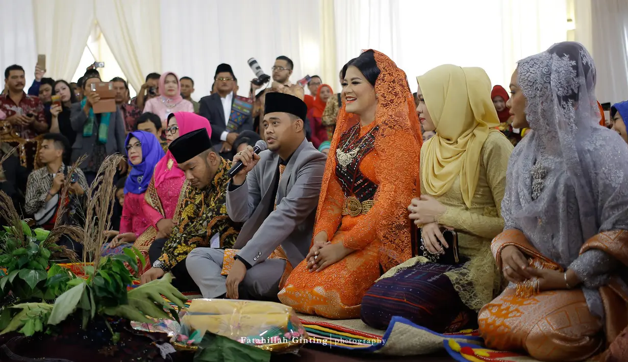 Para raja adat bergantian menari tor-tor hingga pukul 00.00. Setelah itu muda-mudi. Disini, Kahiyang diharapkan bisa ikut, atau paling tidak menyaksikan persembahan keluarga suaminya. (Foto: Fatahillah Ginting Fotography Medan)