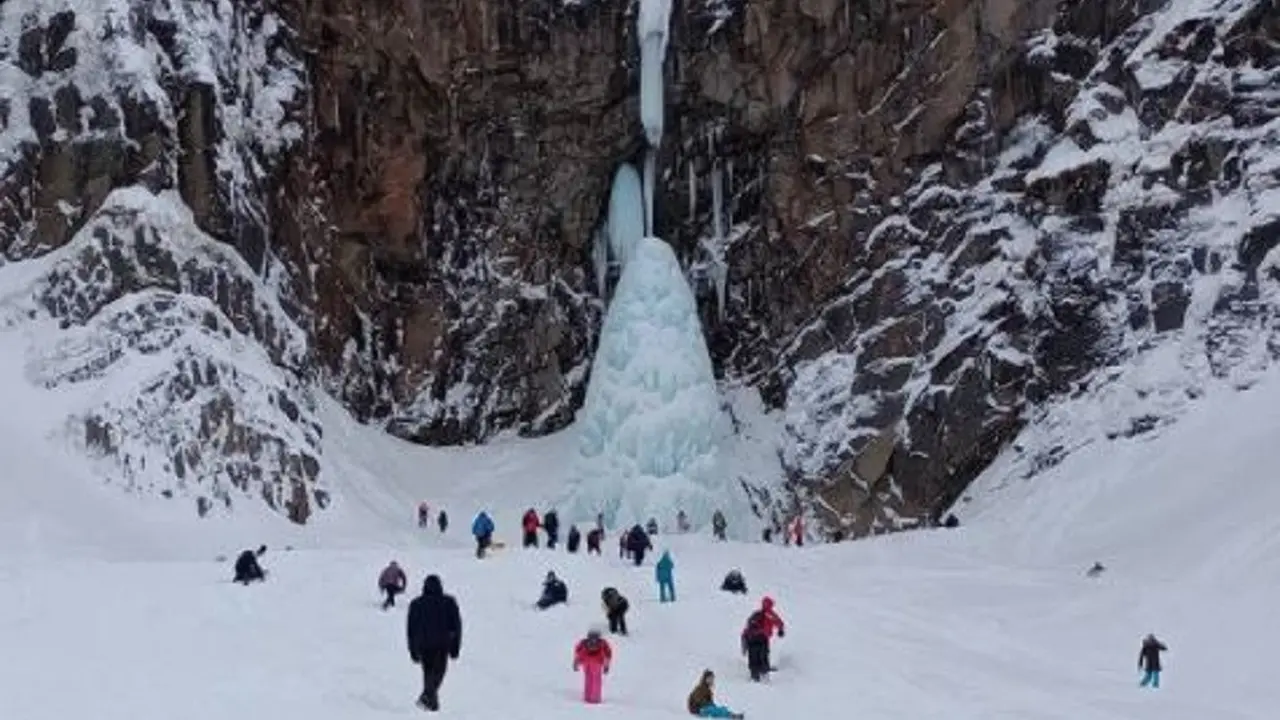 Air terjun beku di Rusia