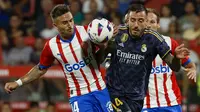 Striker Real Madrid, Joselu (kanan) berebut bola dengan gelandang Girona, Aleix Garcia pada laga pekan ke-8 Liga Spanyol 2023/2024 di Montilivi Stadium, Girona, Spanyol, Sabtu (30/9/2023) malam WIB. (AP Photo/Joan Monfort)