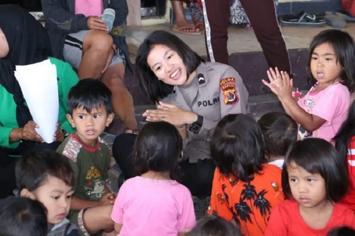 Polwan Cantik di Pengungsian Korban Kerusuhan Wamena