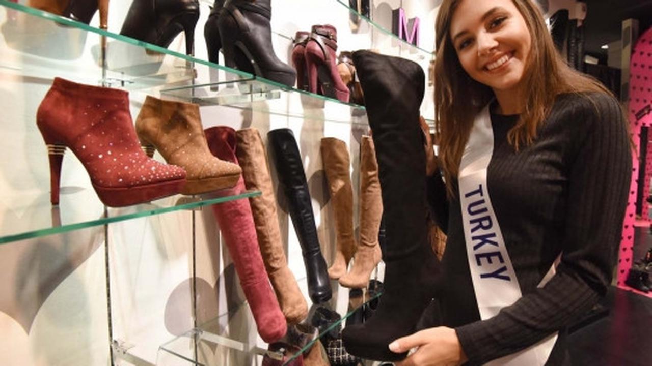 Aksi Chintya Fabiola dan kontestan Miss International keliling Tokyo