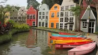 Keindahan pemandangan Devoga Bogor dengan perahu kecil ala Venesia (dok. Liputan6.com/ Adinda Kurnia)