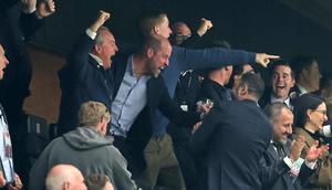 Pangeran William tak mampu menyembunyikan rasa bahagianya saat menjadi saksi Aston Villa menjuarai Liga Europa musim 2025/2026. (AP Photo)