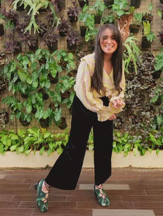 Memadukan wide pants dengan blouse dengan potongan kerah besar akan membuat tampilan Anda manis. [Foto: Instagram/ayushita]
