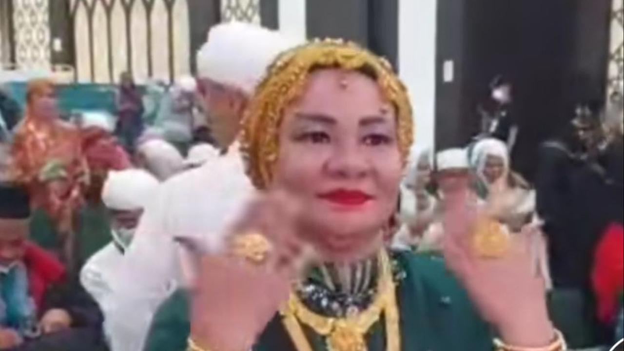 Bahkan, emas yang dipakai Suanarti ini hingga 180 gram. Ia membawa emas 80 gram dari Indonesia, sedangkan 100 gram Suanarti beli di Arab Saudi.