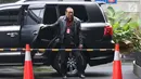 Ketua Komisi III DPR Kahar Muzakir turun dari mobil saat tiba di Gedung KPK, Jakarta, Selasa (12/2). Kahar datang dengan mengenakan jaket kulit hitam. (Liputan6.com/Angga Yuniar)