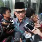 Awak media memberikan pertanyaan kepada Mantan Ketua Komisi II DPR Agun Gunandjar Sudarsa seusai menjalani pemeriksaan di gedung KPK, Jakarta, Senin (4/6). Agun diperiksa sebagai saksi  terkait dugaan aliran dana korupsi E-KTP. (Merdeka.com/Dwi Narwoko)