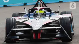 Pembalap tim Nio 333 Racing, Sette Camara melaju saat kualifikasi seri kesebelas balapan Formula E 2023 Jakarta di Jakarta International E-Prix Circuit (JIEC), Jakarta, Minggu (4/6/2023). (Liputan6.com/Herman Zakharia)