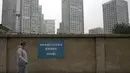 Seorang pria yang berjalan ke pusat vaksinasi untuk menerima vaksin Sinopharm COVID-19 di Central Business District di Beijing, Rabu (2/6/2021).Vaksin itu disebut sudah menyebar sebanyak jutaan dosis, baik diberikan ke penduduk "Negeri Panda" maupun negara lain. (AP Photo/Andy Wong)