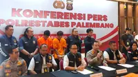 Kapolrestabes Palembang Kombes Pol Harryo Sugihhartono saat menjelaskan kronologi pembunuhan sadis karyawan koperasi di Palembang yang dicor para tersangka (Liputan6.com / Nefri Inge)