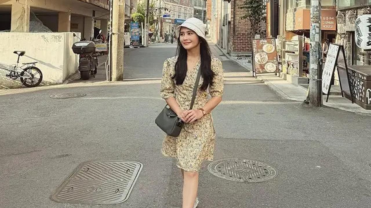Dress Floral Kuning hingga Book Caf Look, Ini 5 Gaya Stylish Prilly Latuconsina Saat Liburan Bareng Omara di Korea