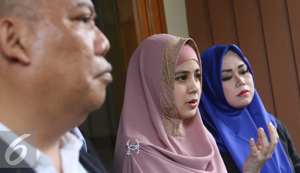 Risty Tagor menggelar jumpa pres seusai menjalani persidangan cerai di pengadilan Agama, Jakarta, Kamis (18/2). Sidang cerai Risty dan Stuart Collin di tunda karena hakim sakit. (Liputan6.com/Herman Zakharia)