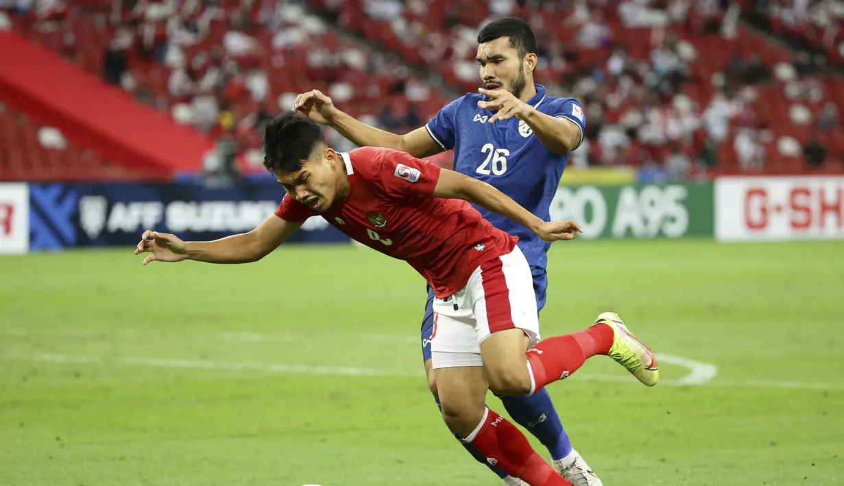 Pada menit ke-5 giliran Witan Sulaeman yang dijatuhkan pemain Thailand, Kritsada Kaman di dalam kotak penalti. Wasit pun menilai momen kedua ini juga bukan sebuah pelanggaran. (AP/Suhaimi Abdullah)