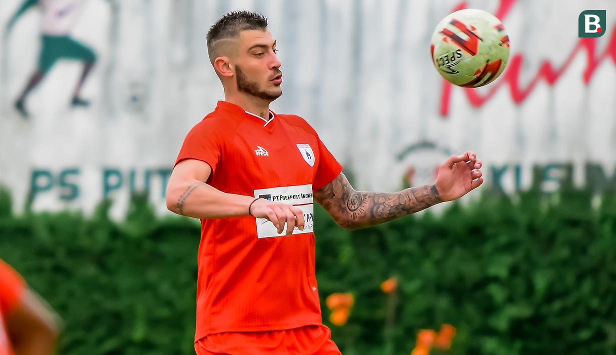 Tim Mutiara Hitam Persipura Jayapura yang disokong sponsor kelas kakap menjadi tim elite jelang bergulirnya kompetisi BRI Liga 1 2021. Mereka dihuni para pemain yang memiliki nilai pasar tinggi. Berikut 5 pemain teratas yang memiliki nilai pasar tertinggi. (Foto: Bola.com/Iwan Setiawan)