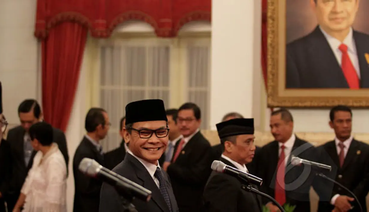 Pelaksana Tugas (Plt) pimpinan KPK, Johan Budi (tengah) saat mengikuti gladi bersih pelantikan di Istana Merdeka, Jakarta, Jumat (20/2/2015). (Liputan6.com/Faizal Fanani)