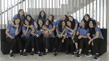 Pebasket Merpati Bali foto bersama saat berkunjung ke kantor Bola.com di Gondangdia, Jakarta, Jumat (16/3/2018). Dalam kunjungan tersebut para penggawa Merpati Bali berbagi cerita tentang persiapan Srikandi Cup 2018 seri ketiga. (Bola.com/M Iqbal Ichsan)