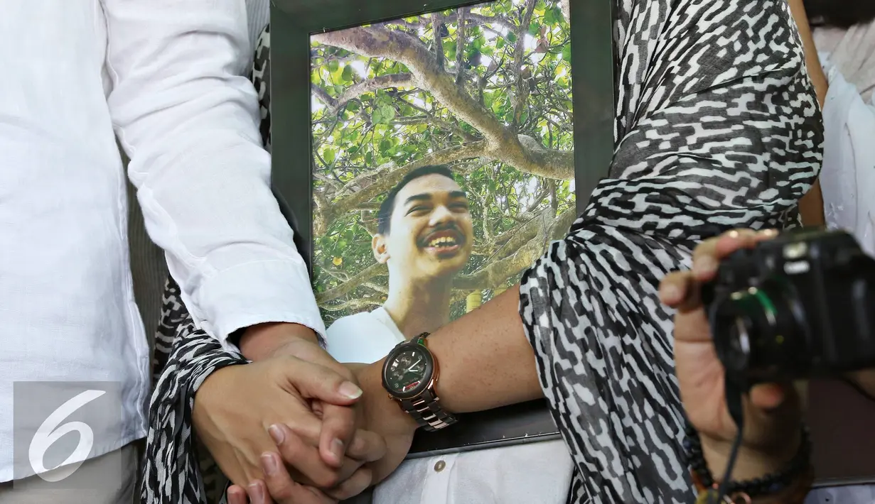 Tampak bingkai foto Muhammad Ridzky Khalid anak pertama Presenter Farhan di TPU Tanah Kusir, Jakarta, Senin (21/12). ). Ridzky menghebuskan nafas terakhirnya akibat penyakit leukimia. (Liputan6.com/Immanuel Antonius)