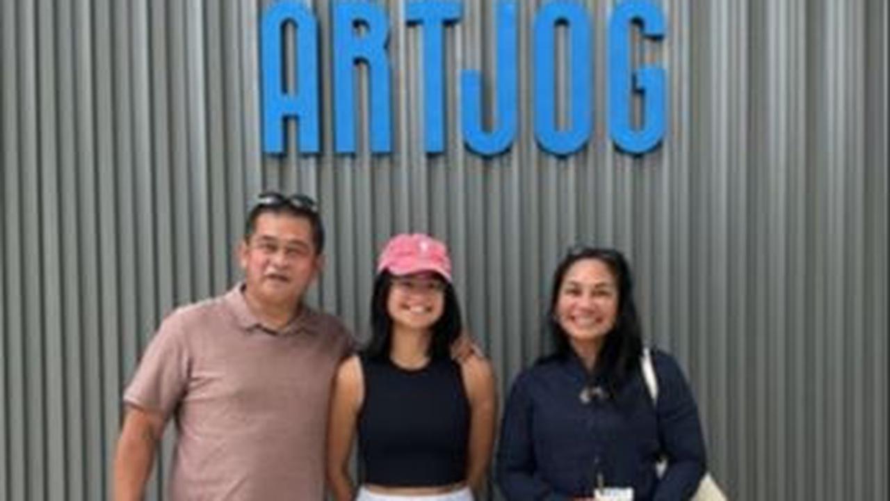 Ketiganya kemudian bertolak ke sebuah pameran karya seni anak Bangsa. Ya, Maruli bersama istri dan anaknya datang ke ArtJog 2024. <br>