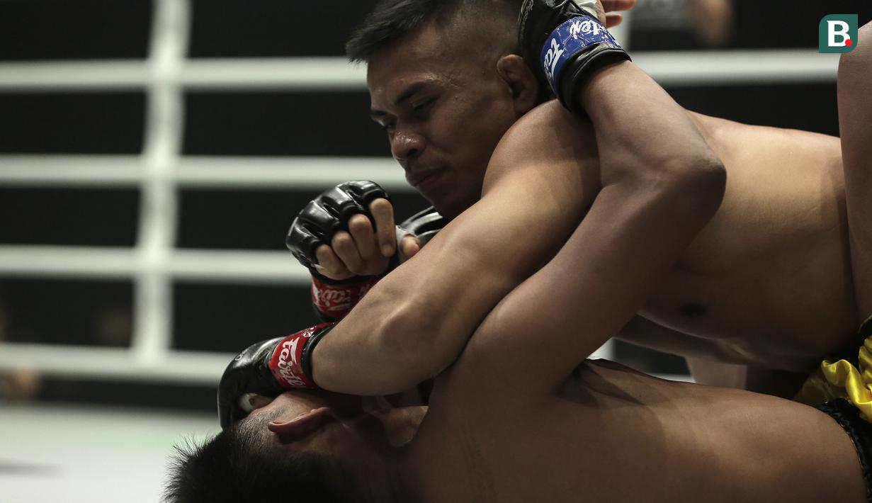 Petarung Indonesia, Eko Roni Saputra, saat melawan petarung Kamboja, Khon Sichan, di ajang One Championship, One: Warrior's Code di Istora Senayan, Jakarta, Jumat (7/2). Eko Roni menang mudah atas Khon Sichan. (Bola.com/Yoppy Renato)