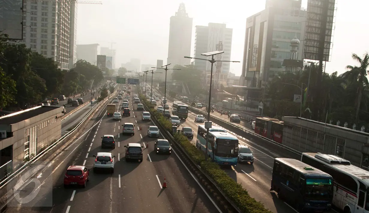 Ruas tol Dalam Kota dari Cawang arah Semanggi Jakarta diberlakukan contraflow, Senin (13/2). Hal ini dilakukan dalam rangka mengantisipasi kepadatan lalu lintas yang disebabkan pembangunan jalan layang Pancoran dan Proyek LRT (Liputan6.com/Gempur M Surya)