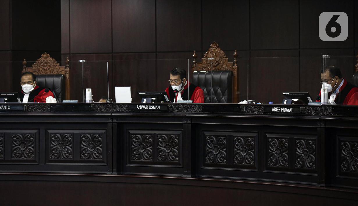 Ketua Majelis Hakim Mahkamah Konstitusi (MK) Anwar Usman (tengah) membacakan putusan saat sidang uji materi Undang-Undang Nomor 35 Tahun 2009 tentang Narkotika terhadap UUD 1945 atau legalisasi ganja untuk medis di Gedung Mahkamah Konstitusi, Jakarta, Rabu (20/7/2022). Sidang uji materi tersebut dengan pemohon Dwi Pertiwi, Santi Warastuti, Nafiah Murhayanti, Perkumpulan Rumah Cemara, Institute for Criminal Justice Reform (ICJR), dan Perkumpulan Lembaga Bantuan Hukum Masyarakat atau Lembaga Bantuan Hukum Masyarakat (LBHM). (Liputan6.com/Faizal Fanani)