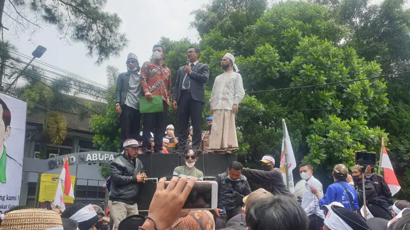 Wakil Bupati Garut Helmi Budiman bersama pembina Almagari KH Abdul Mujib tengah menenangkan massa demo penolakan NII, serta desakan keluarnya Perda anti radikalisasi dan Intoleransi.