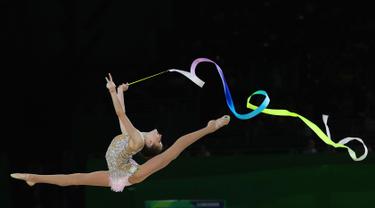Pesenam asal Siprus, Viktoria Skittidi beraksi menggunakan pita selama bersaing pada babak kualifikasi Senam Ritmik Commonwealth Games 2018 di Gold Coast, Australia, Rabu (11/4). (AP Photo/Manish Swarup)
