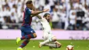 Striker Levante, Roger Marti, berebut bola dengan gelandang Real Madrid, Isco, pada laga La Liga Spanyol di Stadion Santiago Bernabeu, Madrid, Sabtu (20/10). Madrid kalah 1-2 dari Levante. (AFP/Gabriel Bouys)