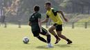 Pemain Timnas Indonesia U-23, Rachmat Irianto, menggiring bola saat latihan di Lapangan G, Senayan, Rabu (6/11). Jelang SEA Games 2019, Timnas Indonesia U-23 terus pertajam transisi pemain. (Bola.com/Yoppy Renato)