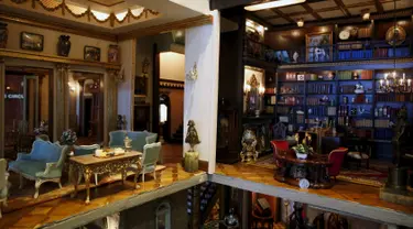 Miniatur ruang tamu dan perpustakaan dari rumah boneka yang bernama Istana Astolat saat dipamerkan di New York, Amerika Serikat, Sabtu ( 14/11/2015). Istana Astolat sendiri memliki 29 ruangan. (REUTERS/Lucas Jackson)