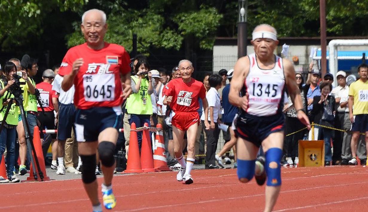 Hidekichi Miyazaki, 105 tahun, berlomba dengan para pelari yang berusia di atas 80 tahun di nomor lari 100m Kyoto Masters Autumn Competiton di Kyoto, Jepang, Rabu (23/9/2015). (AFP Photo/Toru Yamanaka)
