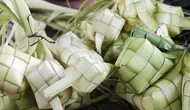 Penampakan kulit ketupat yang siap untuk dijual di Pasar Kemiri Muka, Depok, Jawa Barat, Selasa (12/6). Pedagang membanderol satu ikat kulit ketupat isi 10 dengan harga Rp 10 ribu. (Liputan6.com/Herman Zakharia)