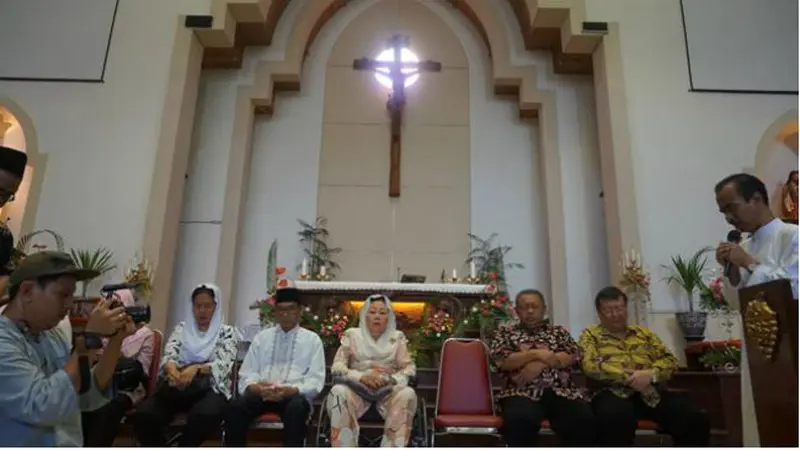 Sinta Nuriyah Wahid Mengunjungi Gereja Santa Maria Tak Bercela