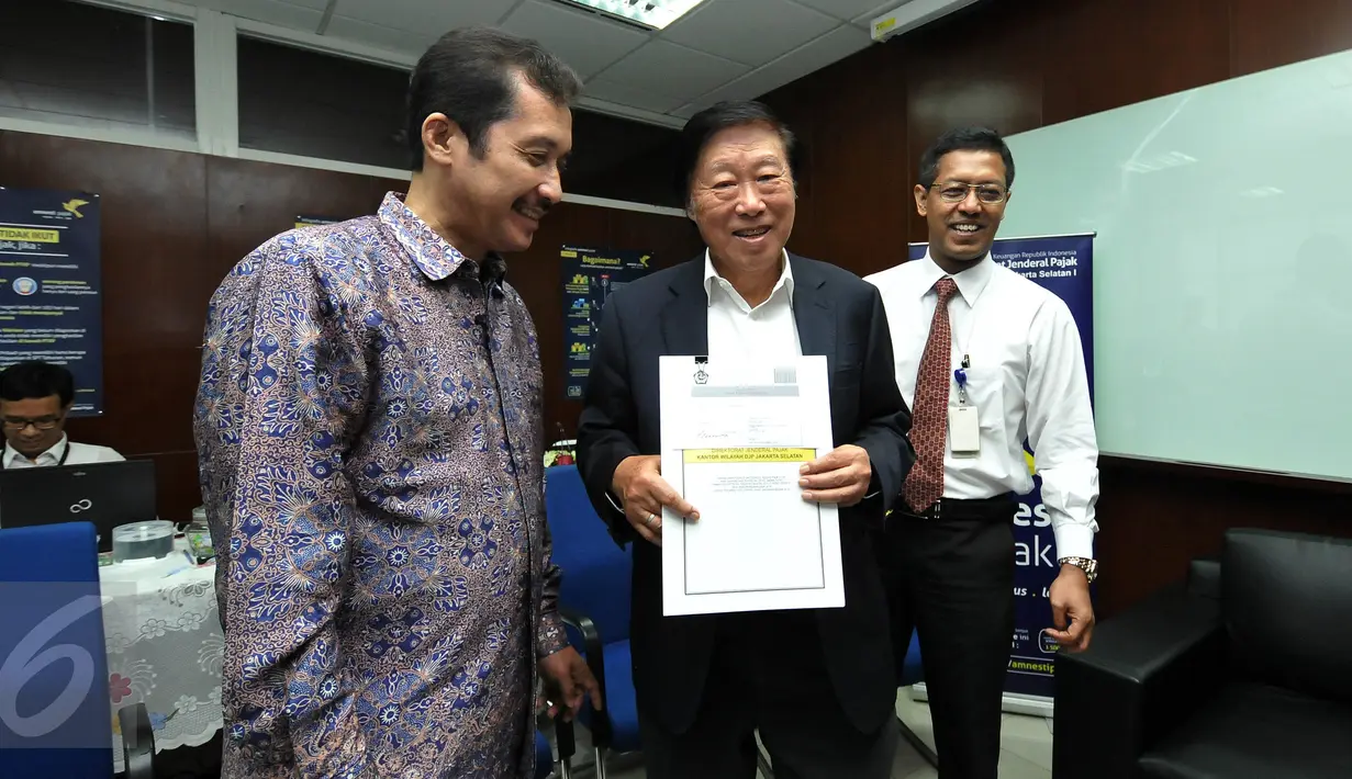 Pengusaha Nasional Murdaya Poo (tengah), Ka Kanwil DJP Jak-Sel I, Sakli Anggoro dan Direktur Penyuluhan Pelayanan dan Humas DJP, Hestu Yoga Saksama menunjukkan bukti tax amnesty Kantor Kanwil DJP Pajak, Jakarta, Senin (19/9). (Liputan6.com/Johan Tallo)
