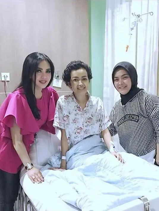 Sejak menderita kanker serviks stadium empat, Julia Perez memfokuskan pada penyembuhan penyakitnya. Harus sehat dan tidak akan ada kata menyerah. SEMOGA LEKAS SEMBUH. (dok. Instagram)
