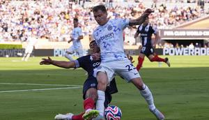 Pemain Monterrey Victor Guzman (kiri) mencoba menghentikan pemain Inter Milan Nicolo Barella dalam pertandingan Piala Dunia Antarklub di Pasadena, California, Rabu, 18 Juni 2025. (AP Photo/Mark J. Terrill)